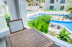 Chic Pool-view Studio With Balcony