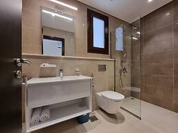 Chic Pool-view Studio With Balcony