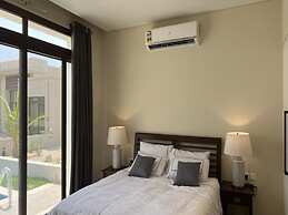 One-bedroom Oasis With Pool View