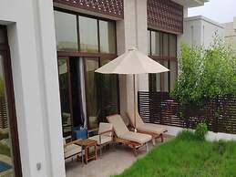 One-bedroom Oasis With Pool View