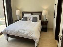 One-bedroom Oasis With Pool View