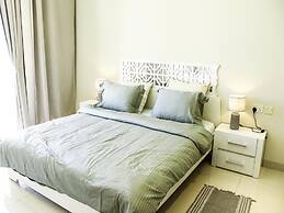 Stylish Lagoon View Escape With Balcony