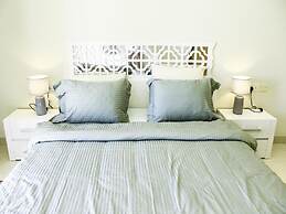 Stylish Lagoon View Escape With Balcony