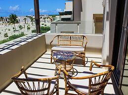 Stylish Lagoon View Escape With Balcony