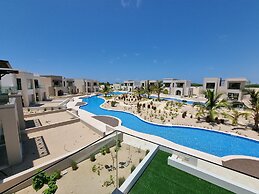 Bright Studio With Pool View Balcony