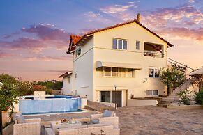 Villa Elihrisos-private Heated Pool Near the sea