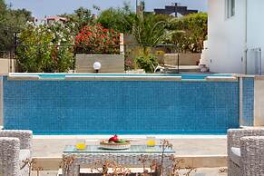 Villa Elihrisos-private Heated Pool Near the sea