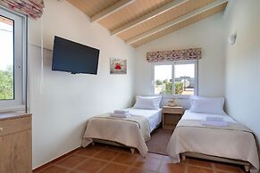 Villa Elihrisos-private Heated Pool Near the sea