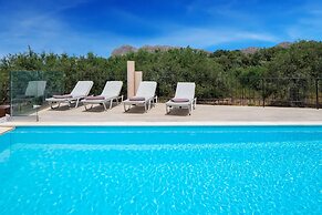 Villa Elihrisos-private Heated Pool Near the sea
