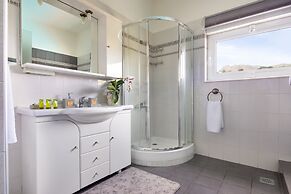 Villa Elihrisos-private Heated Pool Near the sea