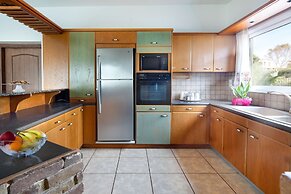 Villa Elihrisos-private Heated Pool Near the sea