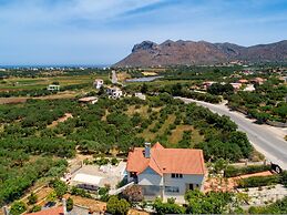 Villa Elihrisos-private Heated Pool Near the sea