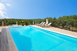 Villa Elihrisos-private Heated Pool Near the sea