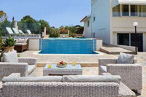 Villa Elihrisos-private Heated Pool Near the sea