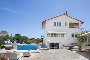 Villa Elihrisos-private Heated Pool Near the sea