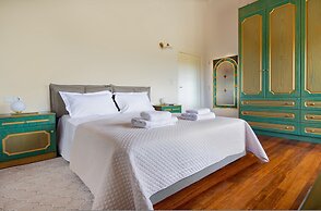 Villa Elihrisos-private Heated Pool Near the sea