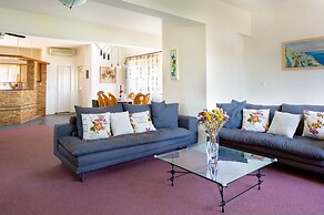 Villa Elihrisos-private Heated Pool Near the sea