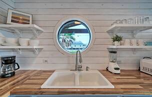 Dual Port A Cottages 2 Complete Homes Walk to the Beach Patio Fully-eq