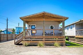 Dual Port A Cottages 2 Complete Homes Walk to the Beach Patio Fully-eq