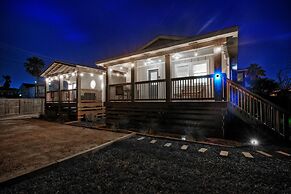 Dual Port A Cottages 2 Complete Homes Walk to the Beach Patio Fully-eq