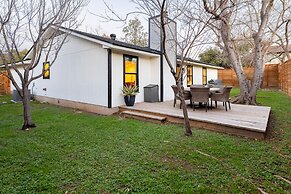 Private Yard w BBQ Games Steps to South Congress Barton Creek Clarksbu
