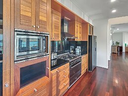 The BoatHouse - Private 4 bedroom house