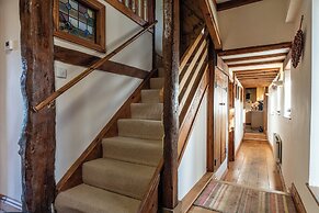 The Threshing Barn-Stunning 5 BD Retreat