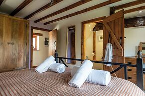 The Threshing Barn-Stunning 5 BD Retreat