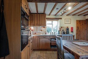The Threshing Barn-Stunning 5 BD Retreat