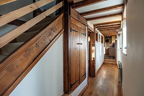 The Threshing Barn-Stunning 5 BD Retreat