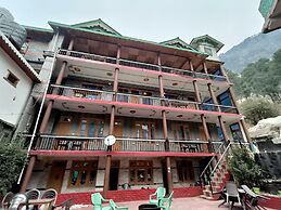 Chalo Challal Hotel & Cafe