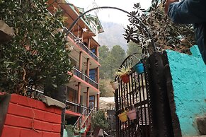 Chalo Challal Hotel & Cafe