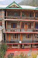 Chalo Challal Hotel & Cafe