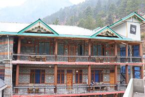 Chalo Challal Hotel & Cafe