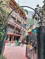 Chalo Challal Hotel & Cafe