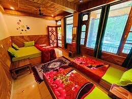 Chalo Challal Hotel & Cafe