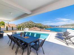 Luxury Villa Navis