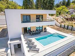 Luxury Villa Navis