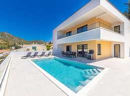 Luxury Villa Navis