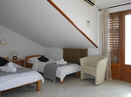 Dugi Rat Seaside Apartments