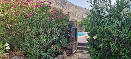 Plaka-sleeps4-parking-pool-hottub-seaviews