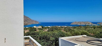 Plaka-sleeps4-parking-pool-hottub-seaviews