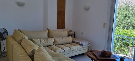 Plaka-sleeps4-parking-pool-hottub-seaviews