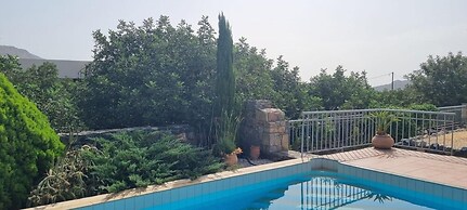 Plaka-sleeps4-parking-pool-hottub-seaviews