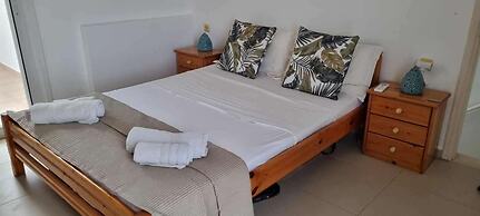 Plaka-sleeps4-parking-pool-hottub-seaviews