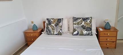 Plaka-sleeps4-parking-pool-hottub-seaviews