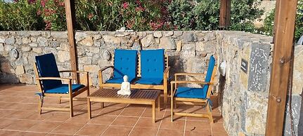 Plaka-sleeps4-parking-pool-hottub-seaviews