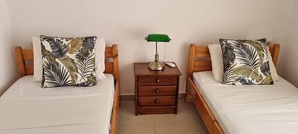 Plaka-sleeps4-parking-pool-hottub-seaviews