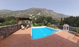 Plaka-sleeps4-parking-pool-hottub-seaviews