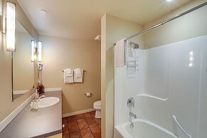 Resort Getaway on Lake Chelan: Pool + Beach Access